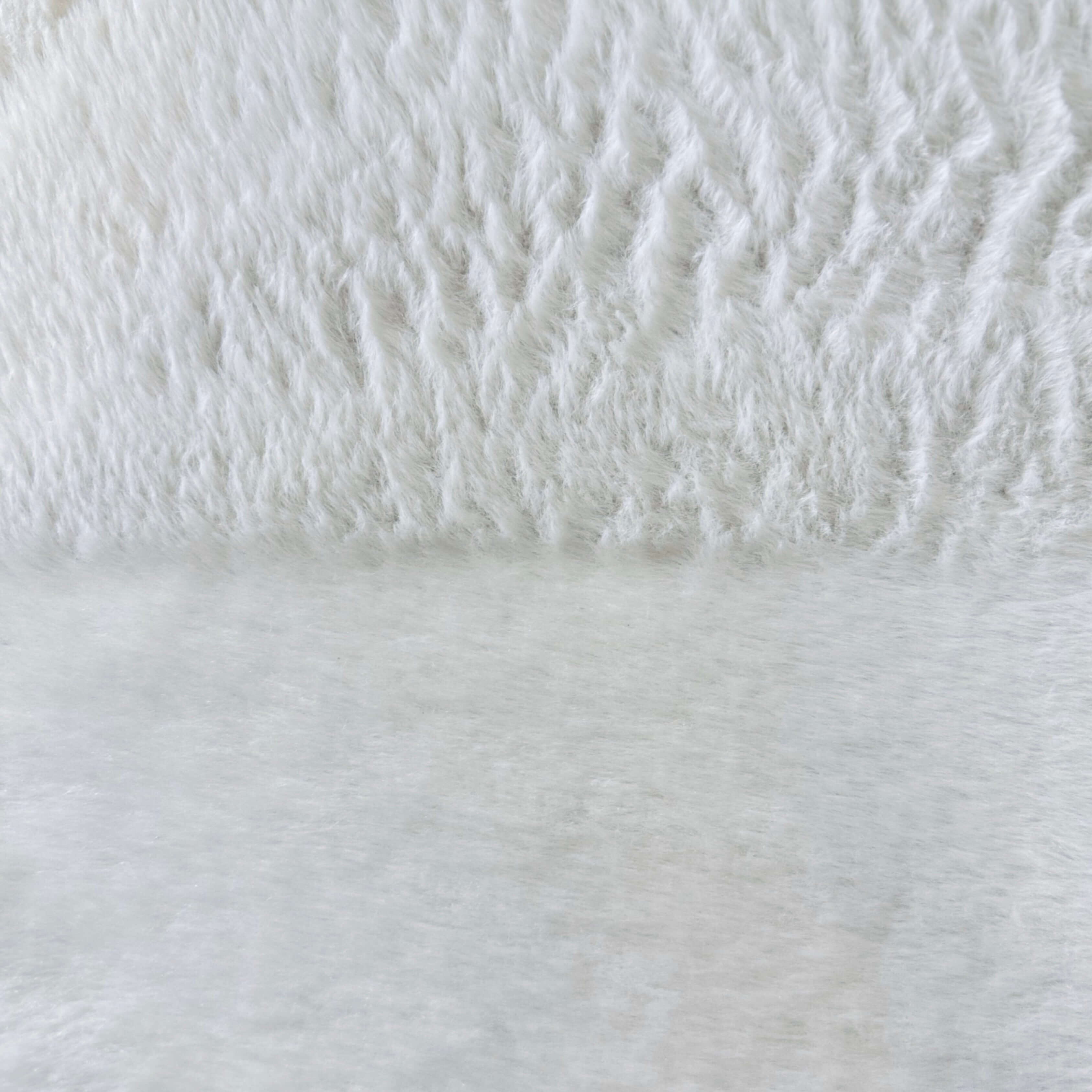 Soft faux fur platform surface on VLIZ cat tree, providing a cozy elevated rest spot for cats.