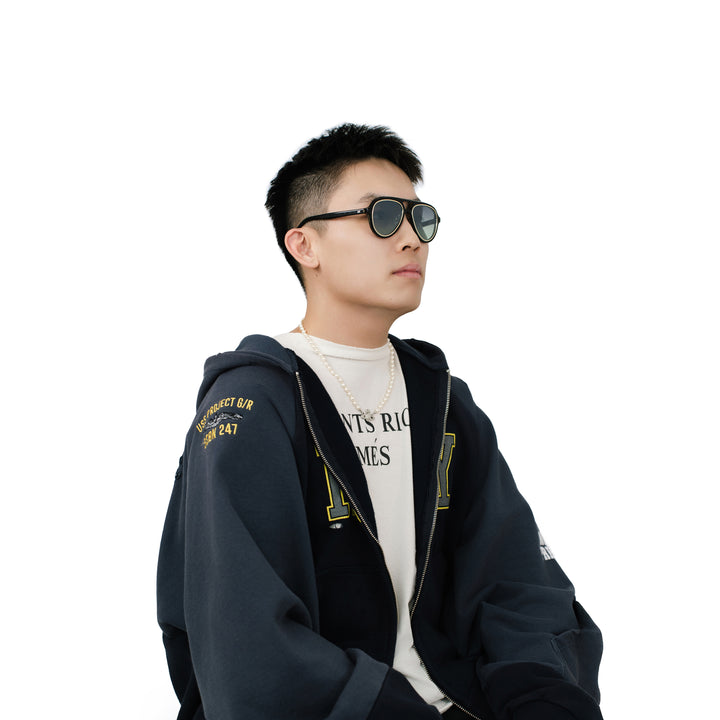 VLIZ Lindbergh sunglasses with black aviator-style frame and gradient blue lenses, retro double-bridge design, engraved logo on temples。